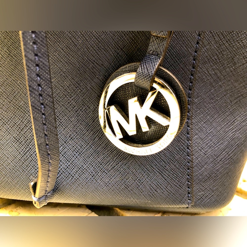 💥Moving to @the_bag_guy💥Michael Kors - Greenwich Medium Bucket Bag - Picture 5 of 16
